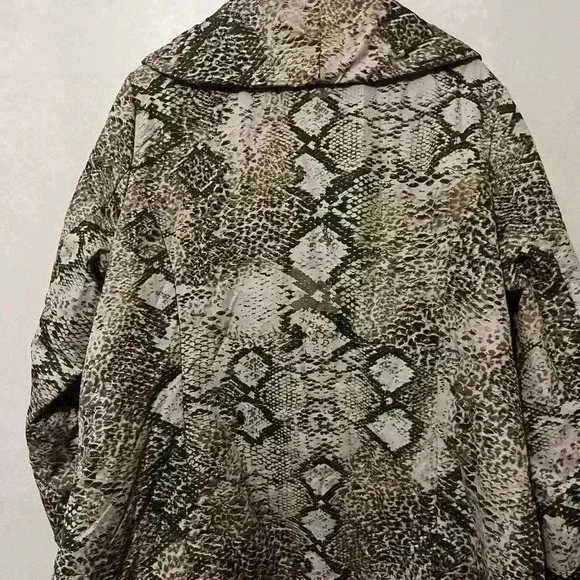 Dennis Basso QVC snake print 1x plus winter coat. Zip and snap front with collar - Picture 3 of 8
